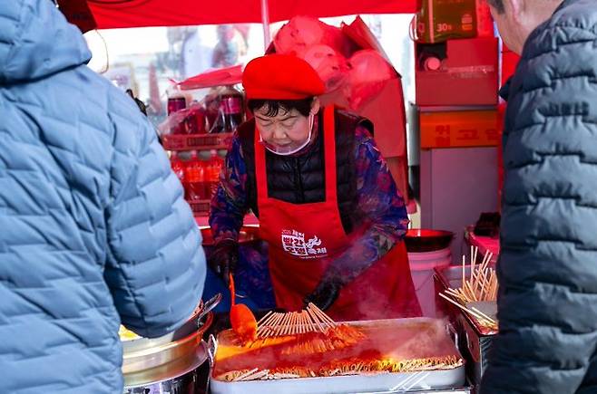 [제천=뉴시스] 제천 빨간오뎅축제 찾은 방문객들. (사진=제천시 제공) 2026.03.01. photo@newsis.com *재판매 및 DB 금지