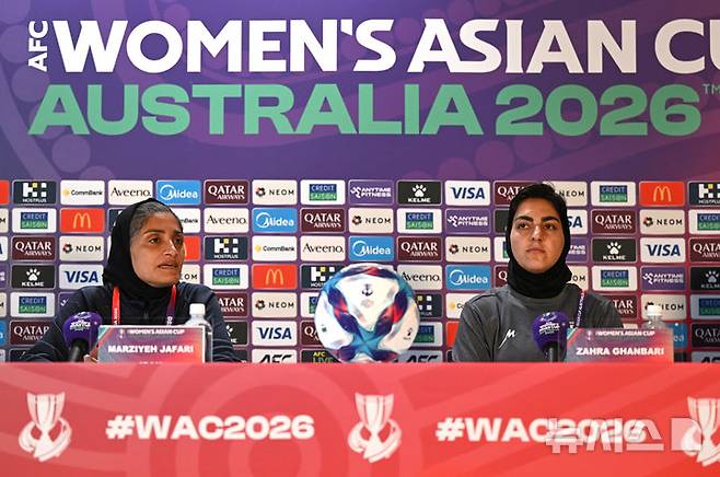 [골드코스트=AP/뉴시스] 이란 여자 축구 대표팀의 마르지예 자파리 감독. 2026.03.01.