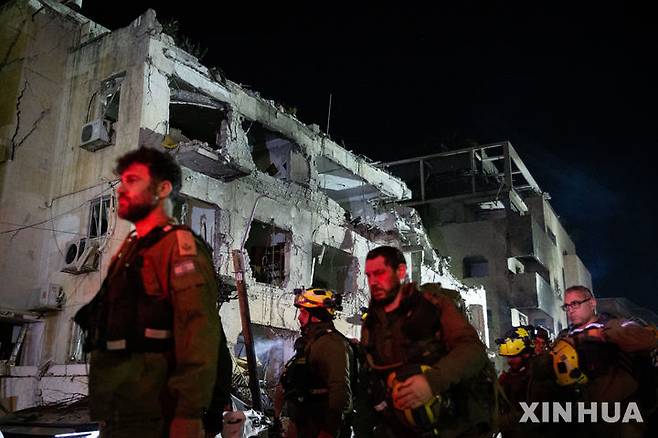 [텔아비브=신화/뉴시스] 1일(현지 시간) 이스라엘 텔아비브에서 구조대가 이란의 미사일 공격을 받은 현장을 수색하고 있다. 미국과 이스라엘이 지난달 28일 이란에 대해 '에픽 퓨리' 작전을 펼쳐 이란 최고지도자 아야톨라 알리 하메네이가 사망했다. 2026.03.01.