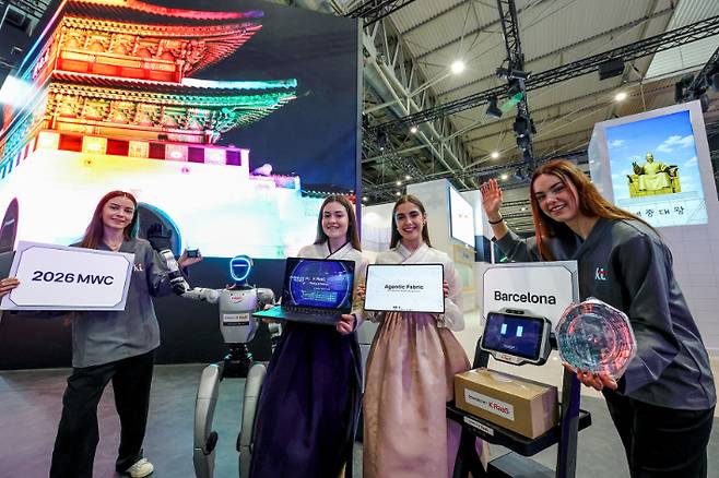 MWC26가 열릴 스페인 바르셀로나 피라 그란비아 전시장에서 KT 모델들이 K-컬처와 대한민국 혁신 기술을 결합한 KT의 전시 공간을 경험하고 있다. KT 제공