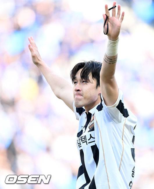 [OSEN=인천, 이대선 기자] 새 얼굴과 기존 자원이 함께 터졌다. FC서울이 개막전 경인더비에서 웃었다.FC서울은 28일 인천축구전용경기장에서 열린 2026 하나은행 K리그1 1라운드에서 인천 유나이티드를 2-1로 제압했다. 부담이 큰 시즌 첫 경기, 그것도 원정 더비 매치에서 승점 3점을 챙겼다.전반 FC서울 송민규가 선제골을 성공시키고 환호하고 있다. 2026.02.28 /sunday@osen.co.kr