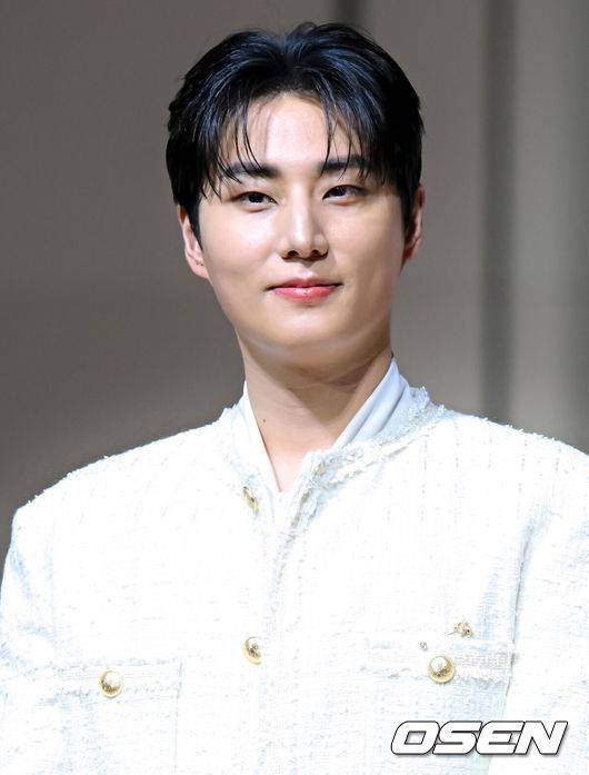 [OSEN=인천, 조은정 기자] SBS 가요대전 레드카펫 행사가 25일 오후 인천광역시 중구 운서동 인스파이어 아레나에서 열렸다.이날 SBS를 통해 생방송되는 '가요대전'에서는&nbsp;엔하이픈,&nbsp;에이티즈, 투어스,&nbsp;투모로우바이투게더, 앤팀, 보이넥스트도어, 코르티스, 넥스지, 킥플립, 동방신기 유노윤호, 스트레이 키즈, 제로베이스원, 라이즈, 엔시티 태용, 엔시티 드림, 엔시티 위시, 에스파, 아이브, 르세라핌, 있지, 엔믹스, 아일릿, 하츠투하츠, 키키, 미야오, 이즈나, 베이비몬스터, 베이비돈크라이, 올데이 프로젝트, 트레저, 더보이즈, 아이딧, 에이엠피, 아홉 등이 무대를 꾸민다.영케이가 포즈를 취하고 있다. 2025.12.25 /cej@osen.co.kr