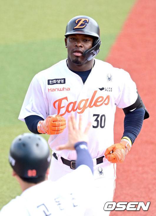 [OSEN=오키나와(일본), 최규한 기자] 2026 WBC(월드베이스볼클래식)를 준비하는 대한민국 야구 대표팀이 23일 일본 오키나와 가데나 야구장에서 프로야구 한화 이글스와 연습경기를 펼쳤다. 야구 대표팀은 오키나와에서 국내 팀들과 6차례 연습경기를 치르며 전력을 끌어올릴 예정이다.5회말 1사 3루 상황 한화 페라자가 역전 1타점 적시타를 날리고 1루에 안착하고 있다. 2026.02.23 / dreamer@osen.co.kr