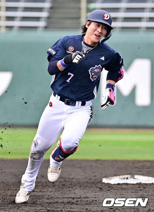 [OSEN=미야자키(일본), 지형준 기자] 두산 베어스가 25일 일본 미야자키 산마린 스타디움에서 일본프로야구 세이부 라이온스와의 구춘대회 첫 경기를 가졌다.호주 시드니 블랙타운 야구장에서 체력 및 전술 훈련 위주의&nbsp;1차 캠프를 마친 두산은 미야자키에서 '구춘대회'&nbsp;포함&nbsp;7차례 연습경기를 치른다.&nbsp;3회초 1사에서 두산 박찬호가 3루타를 날리며 기뻐하고 있다. 2026.02.25 /jpnews@osen.co.kr