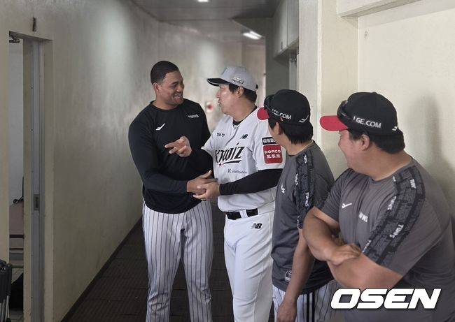 [OSEN=오키나와, 한용섭 기자]프로야구 KT 위즈와 LG 트윈스가 1일 일본 오키나와현 구시가와 구장에서 연습경기를 갖는다. 경기 전 KT 유니폼을 입은 김현수가 LG 유니폼을 입은 외국인 투수 요니 치리노스와 반갑게 인사하고 포옹을 했다.&nbsp;/orange@osen.co.kr