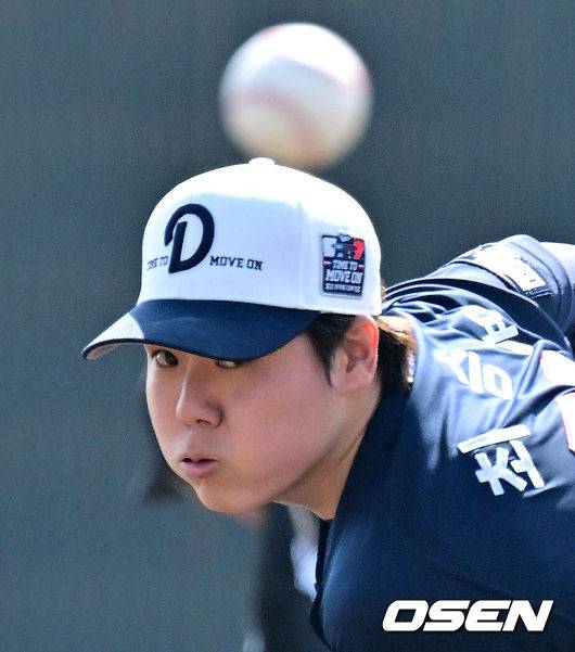 [OSEN=미야자키(일본), 지형준 기자] 두산 베어스가 1일 일본 미야자키 히사미네 야구장에서 자체 청백전를 가졌다.이날 두산은 팀 훈련이 예정됐지만, 2월 26일 롯데 자이언츠전 3회 우천 노게임에 이어 27일 지바롯데 마린스전까지 우천 취소되면서 실전 감각을 끌어올리고자 청백전이 긴급 편성됐다. 1회말 두산 최승용이 역투하고 있다. 2026.03.01 /jpnews@osen.co.kr