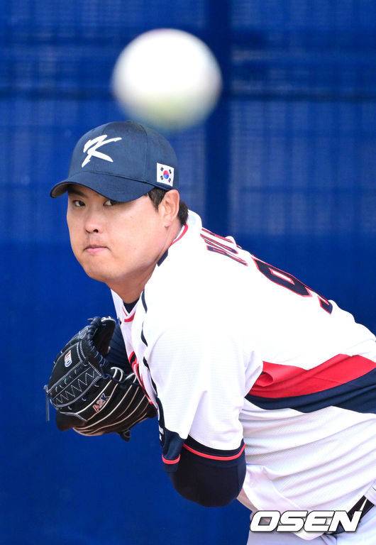 [OSEN=오키나와(일본), 최규한 기자] 2026 WBC(월드베이스볼클래식)를 준비하는 대한민국 야구 대표팀이 27일 일본 오키나와 가데나 야구장에서 훈련을 펼쳤다.야구 대표팀은 KT와 오키나와에서의 마지막 연습경기를 가지려 했으나 우천으로 취소돼 훈련만 진행했다.대표팀 류현진이 불펜 피칭을 펼치고 있다. 2026.02.27 / dreamer@osen.co.kr