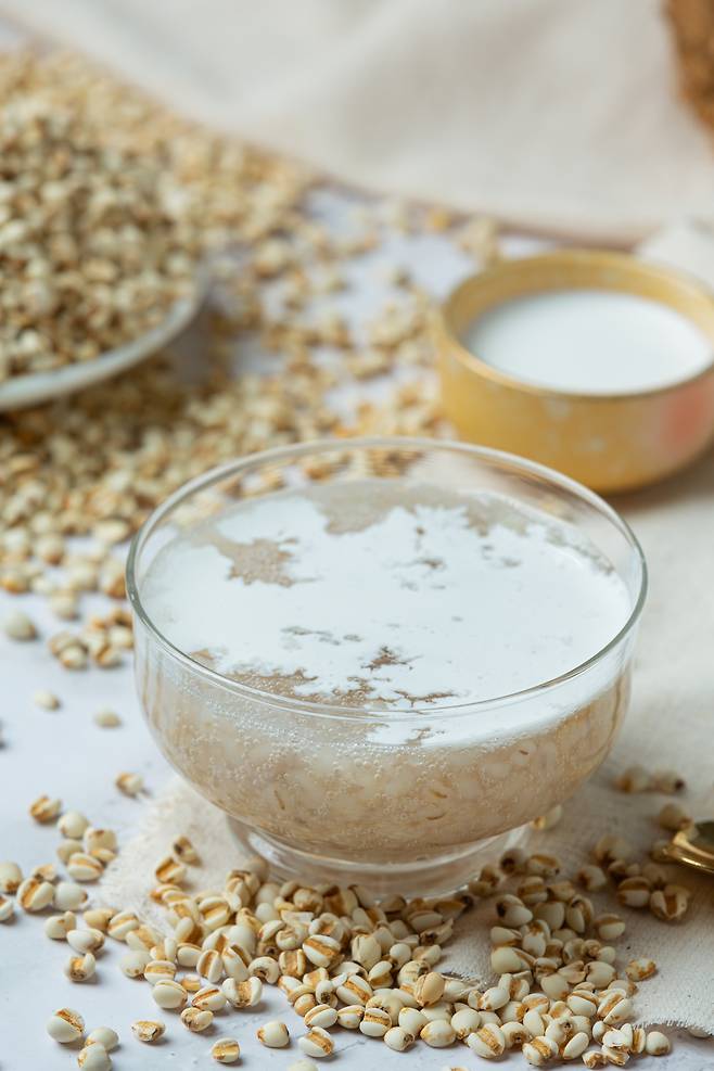 혈당 관리를 위해서는 설탕이나 꿀을 배제하고, 단백질이 풍부한 달걀이나 견과류를 곁들여 섭취 속도를 조절하는 것이 도움이 될 수 있다. Freepik