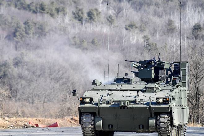육군이 26일 양평종합훈련장에서 AI 기반 유·무인복합 한국형공병전투차량(K-CEV)의 첫 실전 훈련 현장을 공개했다. 사진은 K-CEV가 표적을 식별하고 사격하는 모습. 육군 제공