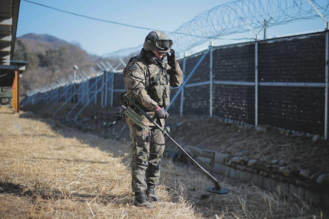 육군 장병이 지뢰탐지기로 폭발물을 찾고 있다. 세계일보 자료사진