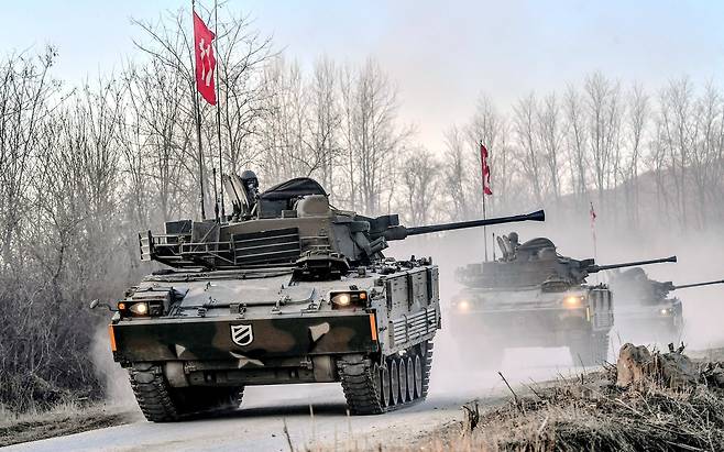 육군이 26일 양평종합훈련장에서 AI 기반 유·무인복합 한국형공병전투차량(K-CEV)의 첫 실전 훈련 현장을 공개했다. 사진은 K-21 보병전투차들이 기관포를 조준하는 모습. 육군 제공