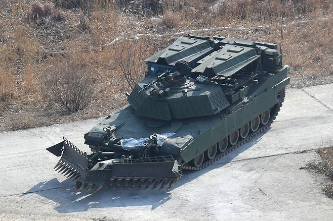 훈련에 참가한 미군 M1150 ABV가 장애물을 제거하는 훈련 도중 대기하고 있다. 세계일보 자료사진