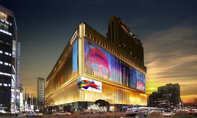 지난해 외국인 쇼핑객이 전년 대비 50% 이상 증가하며 부산의 외국인 관광객 500만명 시대를 주도하고 있는 롯데백화점 부산본점 야경 전경 모습이다. 롯데백화점&nbsp;제공