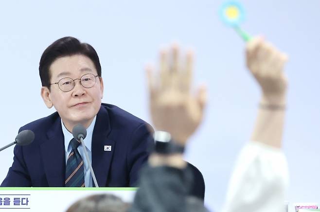 이재명 대통령이 27일 전북 전주시 전북대에서 열린 ‘전북의 마음을 듣다’ 타운홀미팅 간담회에서 참석자들의 발언권 요청을 받고 있다. 2026.2.27 청와대통신사진기자단