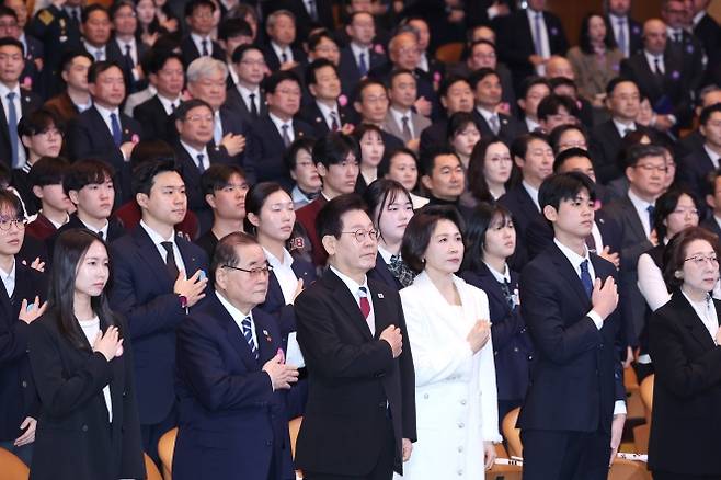 이재명 대통령 부부, 제107주년 3·1절 기념식 국민의례 - 이재명 대통령과 김혜경 여사, 이종찬 광복회장 등이 1일 서울 강남구 코엑스에서 열린 제107주년 3·1절 기념식에서 국기에 경례하고 있다. 연합뉴스