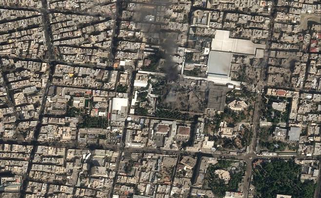 이란 최고지도자 아야톨라 알리 하메네이의 관저(단지)에서 검은 연기가 치솟고 있다. 로이터 연합뉴스