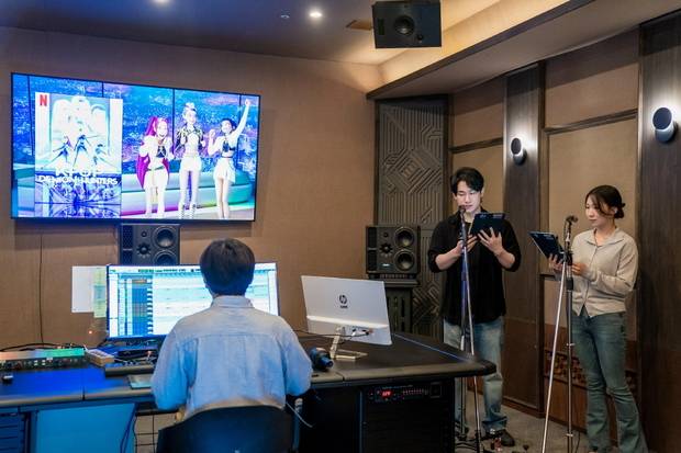 민승우, 신나리 성우가 넷플릭스의  ‘케이팝 데몬 헌터스’ 더빙 작업을 하고 있다. 사진 제공=넷플릭스