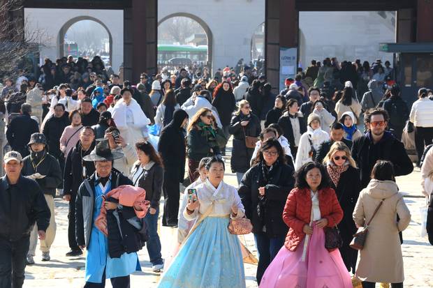 설 연휴 마지막날인 2월 18일 서울 종로구 경복궁에서 시민들과 외국인 관광객들이 나들이를 하고 있다. 뉴스1