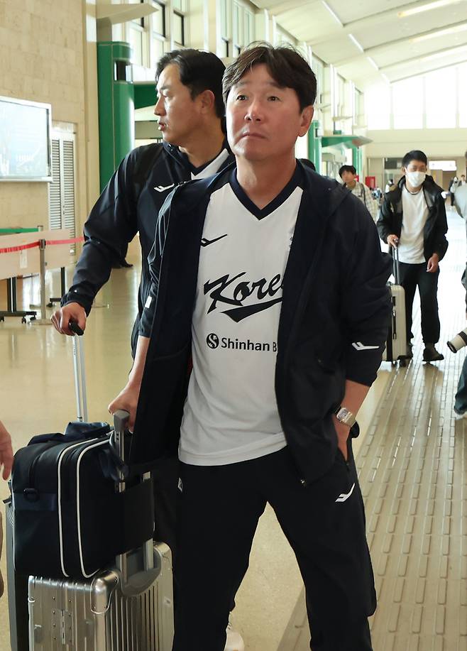 류지현 WBC 대표팀 감독이 28일 일본 오키나와 캠프 훈련을 마치고 오사카행 비행기를 타기 위해 이동하고 있다. 연합뉴스