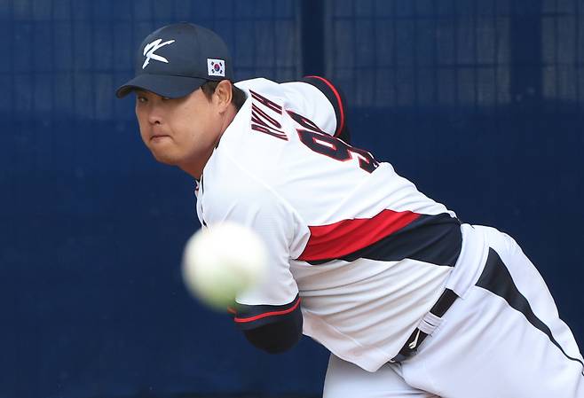 WBC 대표팀 류현진이 지난 27일 일본 오키나와 가데나 구장 실내 연습장에서 불펜 피칭을 하고 있다. 연합뉴스