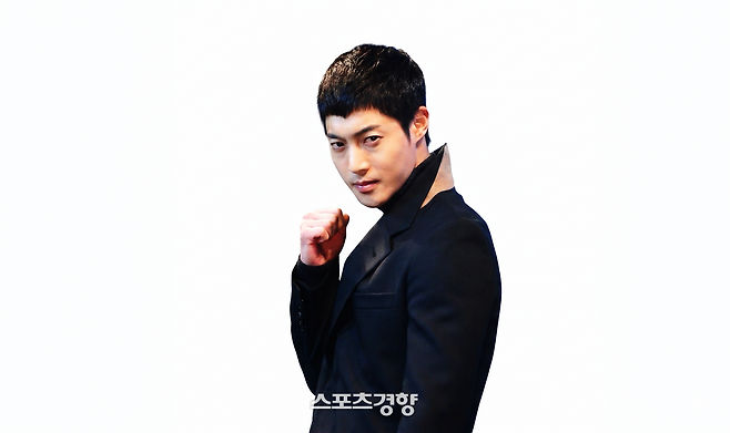 유튜브 채널에 나와 자신의 과거 논란을 언급한 가수 김현중. 경향신문 자료사진