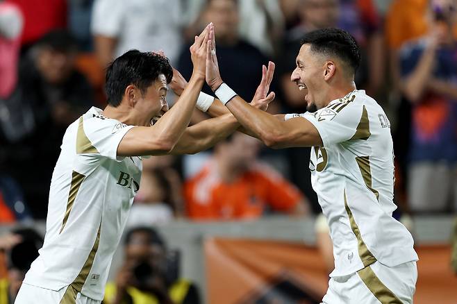 LAFC 손흥민(왼쪽)이 1일 미국 텍사스주 휴스턴에서 열린 2026 메이저리그사커(MLS) 휴스턴 다이나모전에서 자신의 도움으로 득점에 성공한 마르코 델가도 손을 마주치며 기뻐하고 있다. 게티이미지코리아