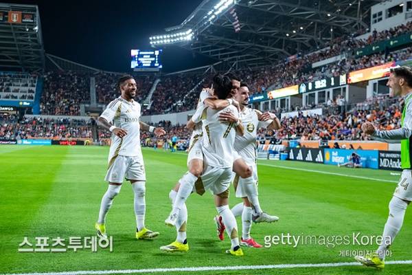 델가도와 포옹하는 손흥민 / 사진=Gettyimages 제공