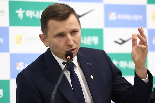 ▲ 한국 남자 농구 대표팀 역사상 처음으로 지휘봉을 잡은 외국인 사령탑 마줄스 감독은 아직 승전고를 울리지 못하고 있다. 지난달 26일 대만과의 원정 3차전에서 치른 데뷔전에서 고배를 마신 데 이어, 이번 경기에서도 첫 승 도전에 실패했다. ⓒ연합뉴스