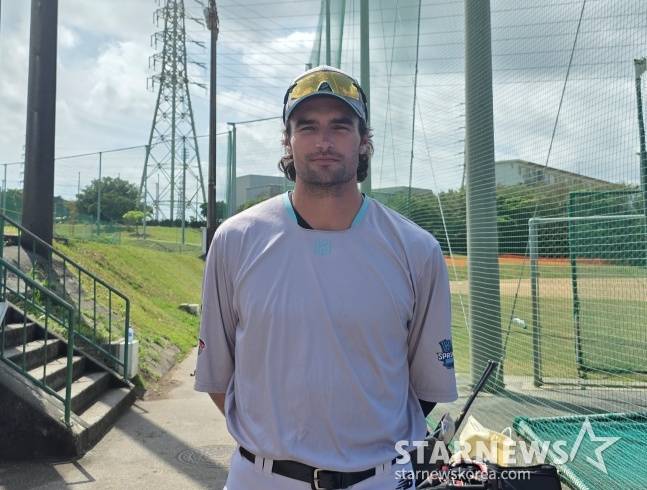 KT 외국인 타자 샘 힐리어드가 최근 일본 오키나와현 우루마의 구시카와 야구장에서 열린 2026 KT 스프링캠프 훈련을 마치고 스타뉴스와 인터뷰에 응했다. /사진=김동윤 기자