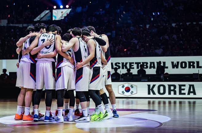 남자 농구 국가대표팀이 1일 오키나와 산토리 아레나서 열린 2027 국제농구연맹(FIBA) 농구 월드컵 아시아 예선 B조 4차전 한일전에 앞서 결의를 다지고 있다. /사진=FIBA 공식 홈페이지