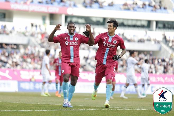 가브리엘(왼쪽)의 득점을 축하하는 용인FC 공격수 석현준. /사진=한국프로축구연맹 제공
