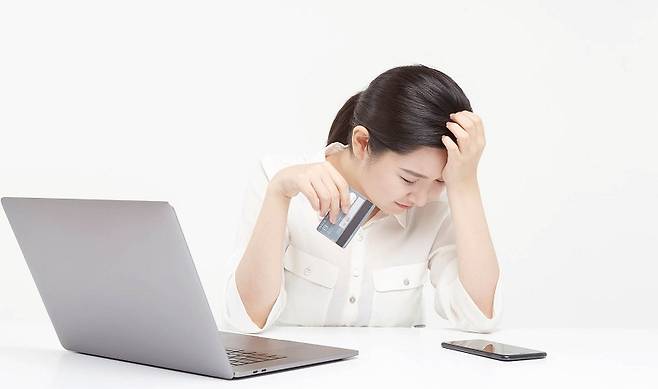 신용카드 사용을 절제하기 어렵다면, 차라리 쓰지 않는 게 답일 수 있다.[사진 | 게티이미지뱅크]