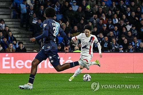 파리 생제르맹(PSG) 이강인이 답답했던 팀의 꽉 막힌 공격의 혈을 뚫는 마법 같은 패스로 승점 3점을 선물하며 PSG의 보물이라는 평가를 받았다. PSG는 1일(한국시간) 프랑스 르아브르의 스타드 오세안에서 열린 2025-2026시즌 프랑스 리그1 24라운드 원정 경기에서 르아브르를 1-0으로 꺾고 귀중한 승리를 챙겼다. 이강인은 르아브르의 질식 수비 속에서도 빛났다. 다가오는 유럽축구연맹(UEFA) 챔피언스리그 16강 첼시전을 앞두고 루이스 엔리케 감독의 눈도장을 확실하게 찍은 영양가 만점의 활약이었다. 연합뉴스