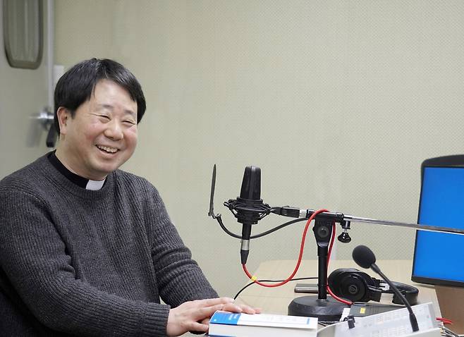 책 '좋은 삶을 위해 죽음을 묻다' 출간한 최대환 신부 [어크로스 제공]