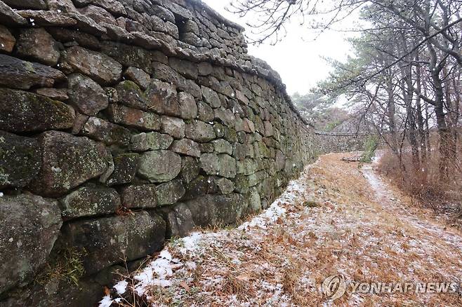 금정산 금정산성 동문과 성벽 지난해 촬영. [연합뉴스 자료사진]