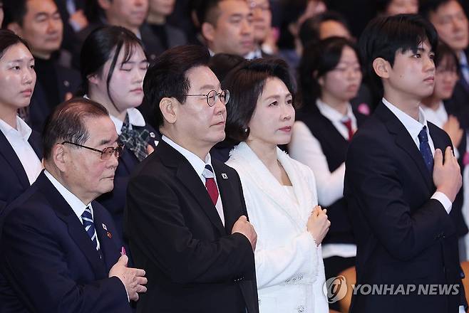 이재명 대통령 부부, 제107주년 3·1절 기념식 국민의례 (서울=연합뉴스) 김도훈 기자 = 이재명 대통령과 김혜경 여사, 이종찬 광복회장 등이 1일 서울 강남구 코엑스에서 열린 제107주년 3·1절 기념식에서 국기에 경례하고 있다. 2026.3.1  [청와대통신사진기자단] superdoo82@yna.co.kr