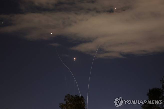 이란 미사일 공격 막아내는 이란 요격 돔 [EPA=연합뉴스. 재판매 및 DB 금지]