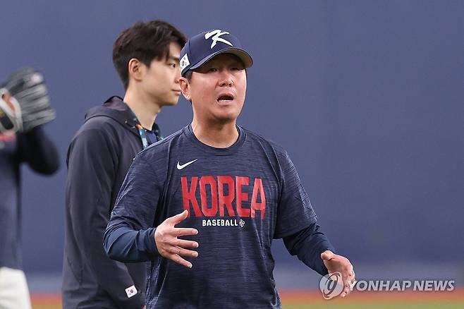 작전 지시하는 류지현 감독 (오사카=연합뉴스) 임화영 기자 = 월드베이스볼클래식(WBC) 출전을 앞둔 한국 야구 대표팀 류지현 감독이 1일 일본 오사카 교세라돔에서 열린 훈련에서 작전 지시를 하고 있다. 2026.3.1 hwayoung7@yna.co.kr