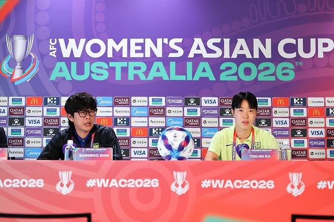 기자회견에 참석한 신상우 감독(왼쪽)과 수비수 고유진 [대한축구협회 제공. 재판매 및 DB 금지]