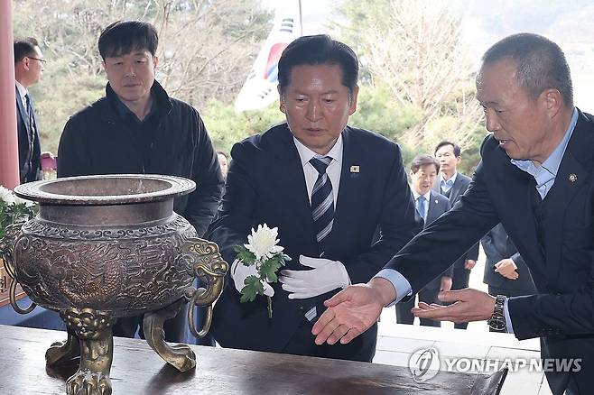 헌화하는 정청래 대표 (천안=연합뉴스) 서명곤 기자 = 더불어민주당 정청래 대표가 3·1운동 107주년인 1일 충남 천안시 동남구 병천면 유관순 열사 추모각을 참배하고 있다. 2026.3.1 seephoto@yna.co.kr