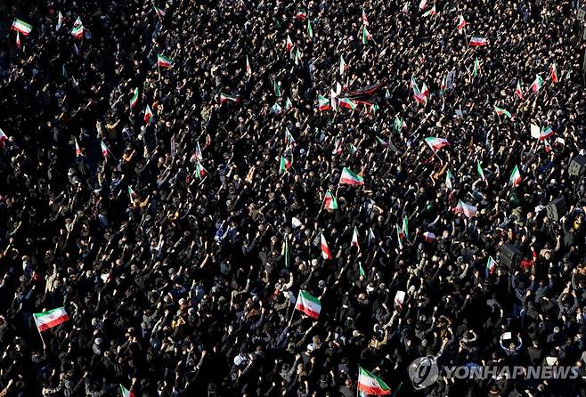 (로이터=연합뉴스) 1일(현지시간) 이란 테헤란에서 시민들이 최고지도자 아야톨라 세예드 알리 하메네이의 죽음을 애도하기 위해 모여 있다. 2026.3.1 [재판매 및 DB 금지]