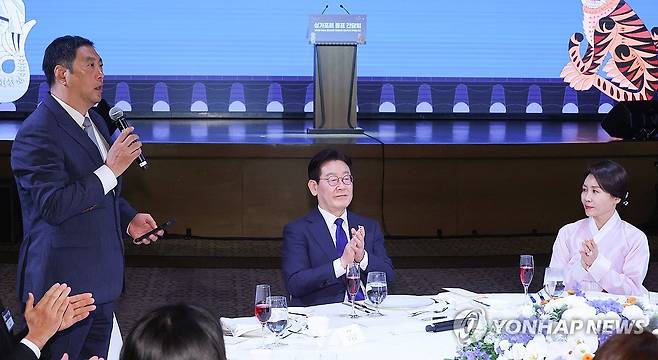 싱가포르 한인회장 환영사에 박수치는 이재명 대통령 부부 (싱가포르=연합뉴스) 한상균 기자 = 이재명 대통령과 김혜경 여사가 1일 싱가포르 한 호텔에서 열린 동포 만찬간담회에서 박재용 싱가포르 한인회장의 환영사에 박수를 치고 있다. 2026.3.1 xyz@yna.co.kr