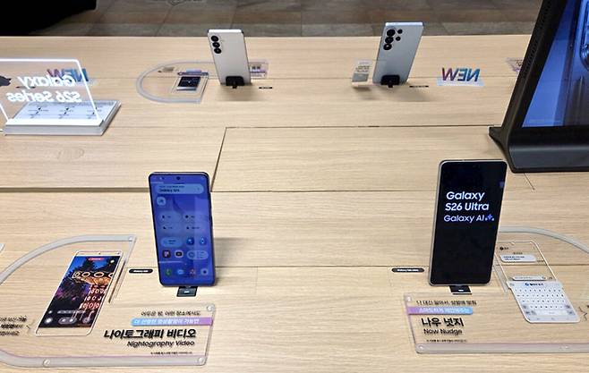 ▲&nbsp;1일 수원 갤러리아 백화점 6층에 있는 삼성전자 매장에 전시돼 있는 갤럭시 시리즈들.
