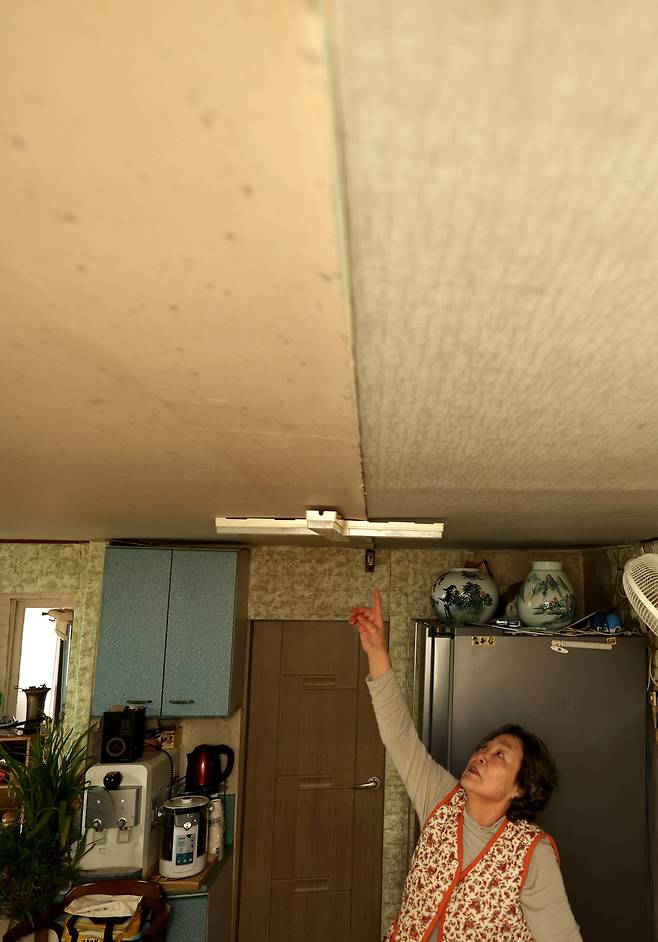 ▲ 주민 정영애씨가 집안 천장의 갈라진 부위를 가리키고 있다. 정씨는