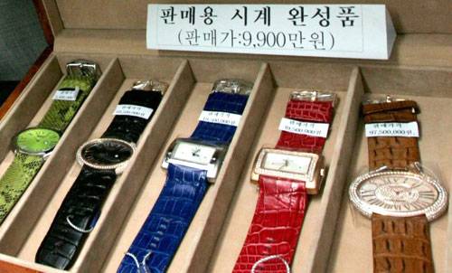 2006년 당시 서울경찰청에서 공개한 가짜 100년 전통명품시계 '빈센트 앤 코'. 이 시계들은 국내에서 제작한 저가 손목시계로 일부 강남 부유층과 유명 연예인들이 유통업자에 속아 수백~수천만을 주고 사들였다고 경찰은 밝혔다. 2006.8.8 [사진=연합뉴스]