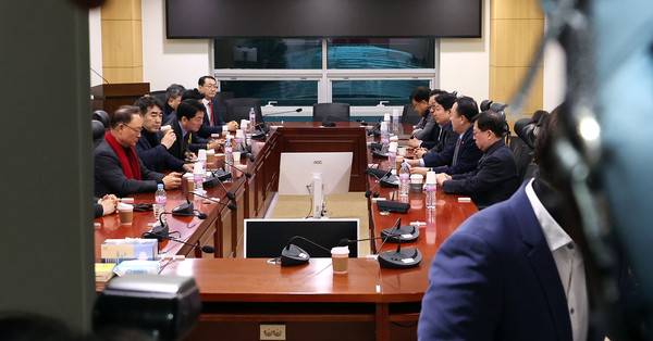 &nbsp;국민의힘 초재선모임인 '대안과미래' 소속 의원들이 20일 서울 국회 의원회관에서 모임을 갖고 얘기를 나누고 있다. 2026.1.20 [사진=연합뉴스]