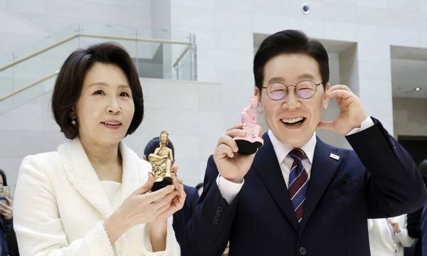 이재명&nbsp;대통령과 김혜경 여사가 26일 서울 용산구 국립중앙박물관에서 열린 특별전 '우리들의 이순신'을 관람한 뒤 상품관에서 기념품과 함께 기념촬영을 하고 있다. 2026.2.26 [사진=연합뉴스]