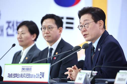 이재명 대통령이 27일 전북 전주시 전북대학교에서 열린 '전북의 마음을 듣다' 타운홀미팅 간담회에서 발언하고 있다. /연합뉴스