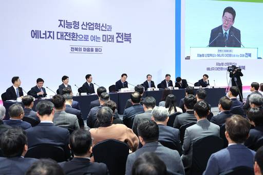 이재명 대통령이 27일 전북 전주시 전북대학교에서 열린 '전북의 마음을 듣다' 타운홀미팅 간담회에서 발언하고 있다. /연합뉴스