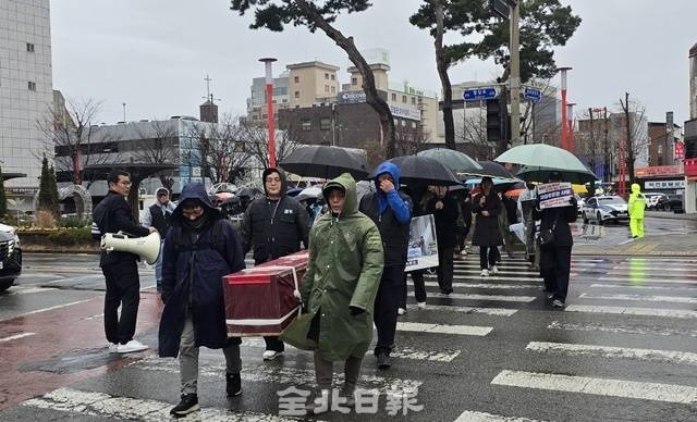 자임 추모공원 유가족들이 행진을 진행하고 있다. /김문경 기자